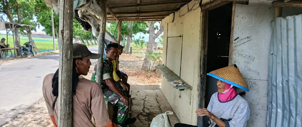 Anggota Koramil 1605 Sukagumiwang Indramayu Melakukan Komsos Bersama Masyarakat Desa Larangan Jambe